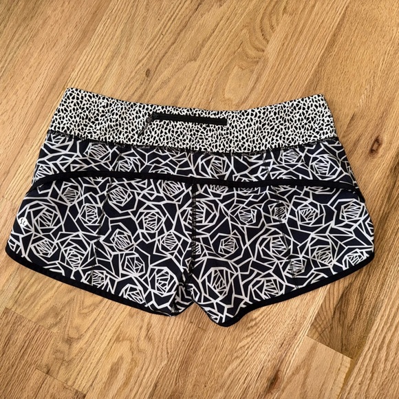 Lululemon Speed Short Posey Black White / Miss Mosaic Black / Black Size 8 - Picture 2 of 8